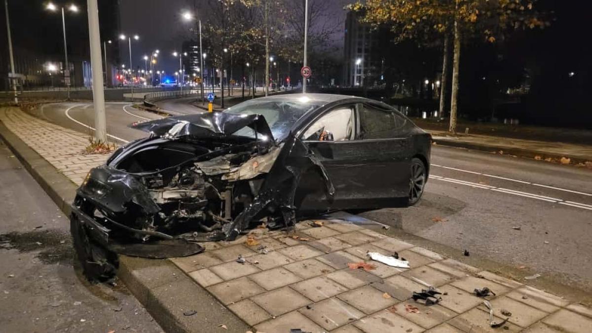 Taxichauffeur onder invloed botst tegen lantaarnpaal op Mauritskade