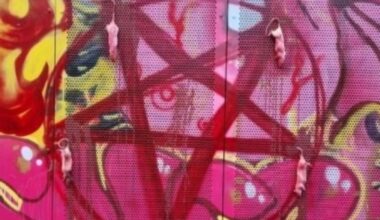 Dierenpolitie doet lugubere vondst: vijf dode ratten opgehangen bij muurschildering