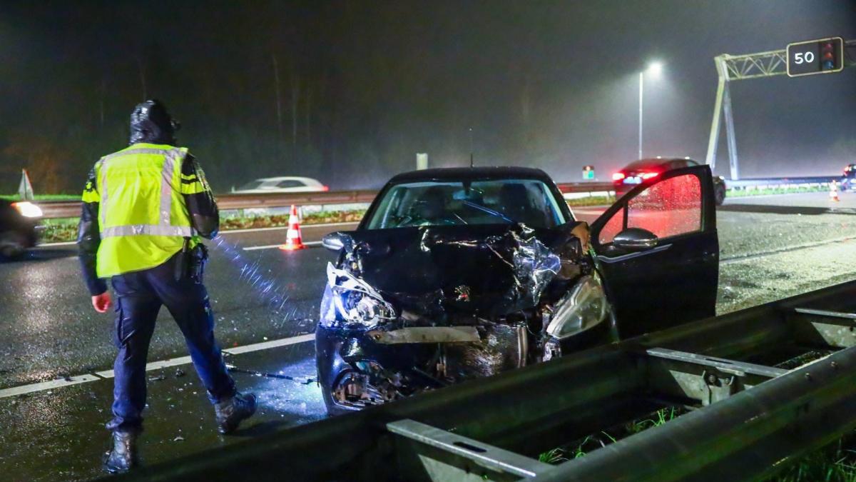 Twee gewonden na botsing op A10 Noord, mogelijk gevolg van slecht weer