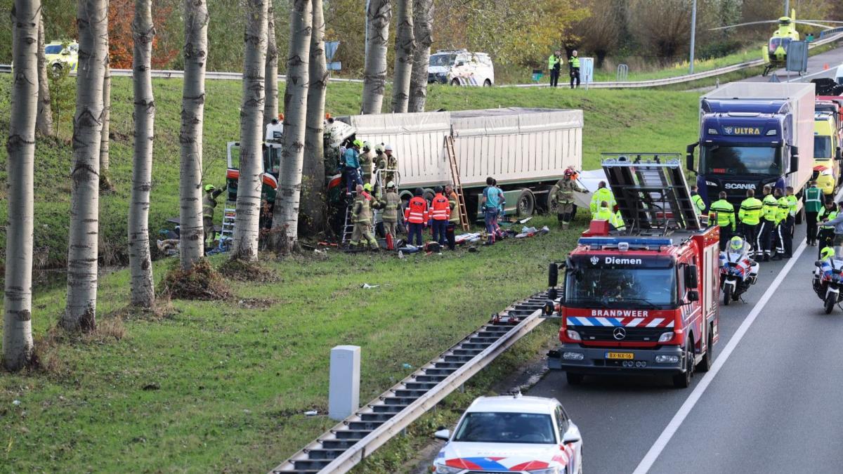 Zwaar ongeluk met vrachtwagen op ring in Noord