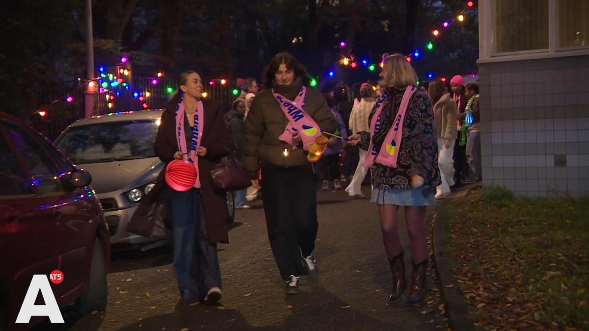 Lampionnenoptocht door vrouwen en meisjes in Noord als protest tegen geweld en intimidatie