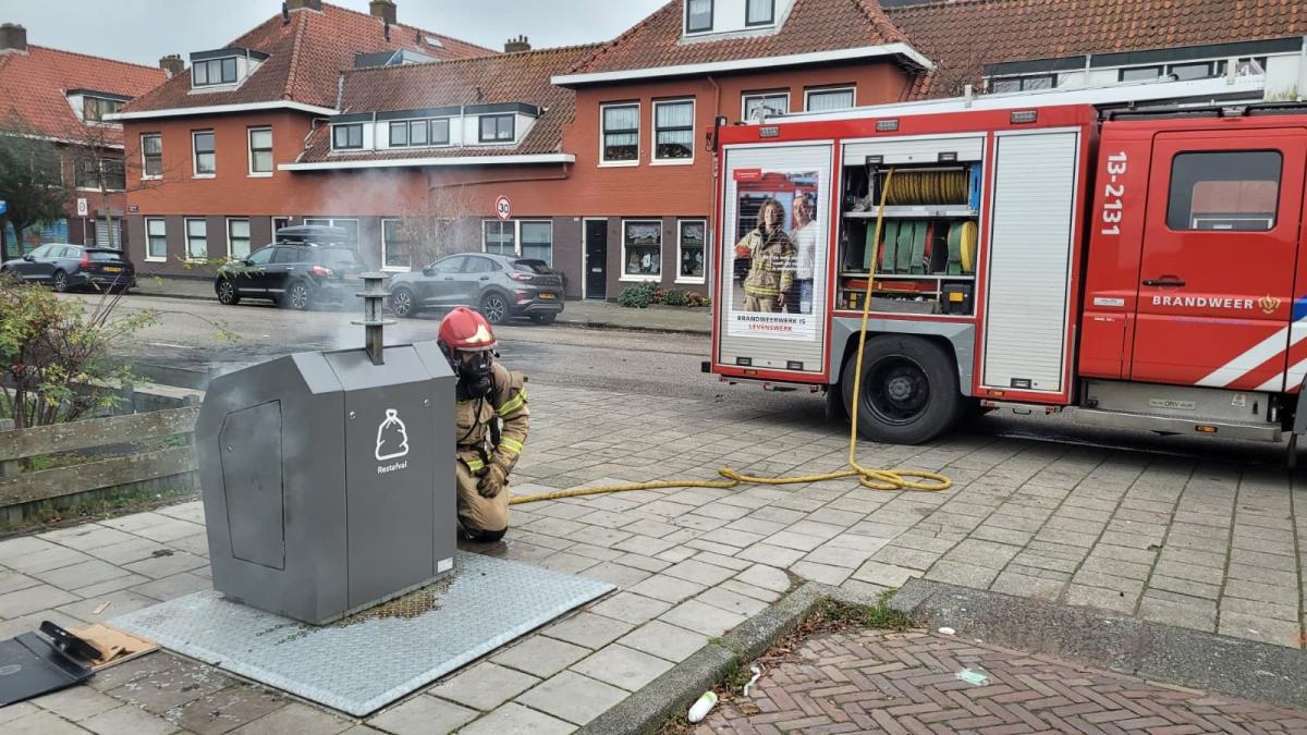 Meerdere afvalcontainers in Floradorp in brand gestoken, politie houdt één verdachte aan