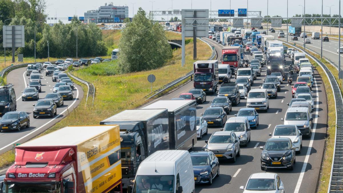 File van meer dan een uur richting Amsterdam door ongeluk