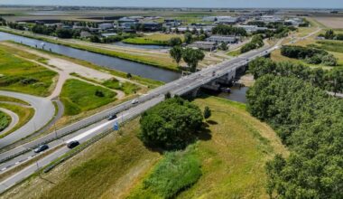 Wegafsluiting en volle veerboot: extra reistijd voor bezoekers Sinterklaasintocht