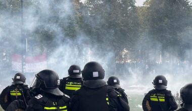 Man meldt zich bij politie voor rellen bij demonstratie | Auto's botsen op druk kruispunt - Rijnmond
