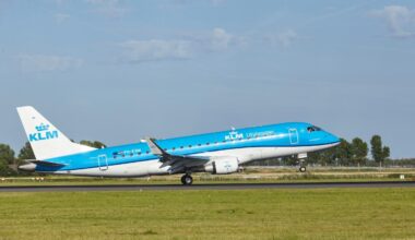 KLM-vlucht strandt na landing: passagiers met bussen van taxibaan naar gate
