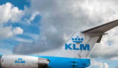 KLM-toestel strandt na landing: passagiers met bussen van taxibaan naar gate
