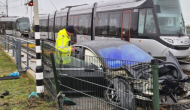 Drie gewonden na botsing tussen tram en auto in Uithoorn