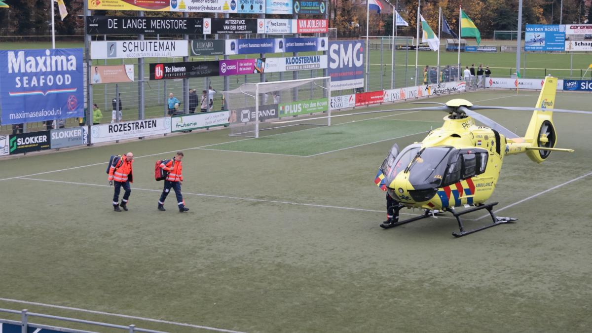 Traumahelikopter landt op voetbalveld, vrouw gereanimeerd