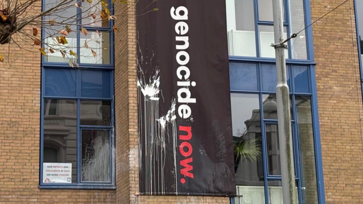 Hoofdkantoor Artsen Zonder Grenzen beklad met verf, organisatie doet aangifte