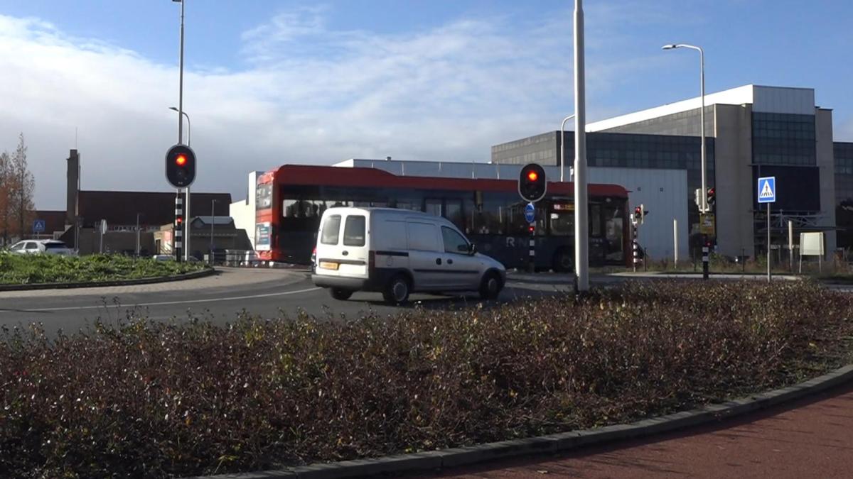 Wéér ongeluk op Aalsmeerse rotonde waar fietsster (77) werd doodgereden