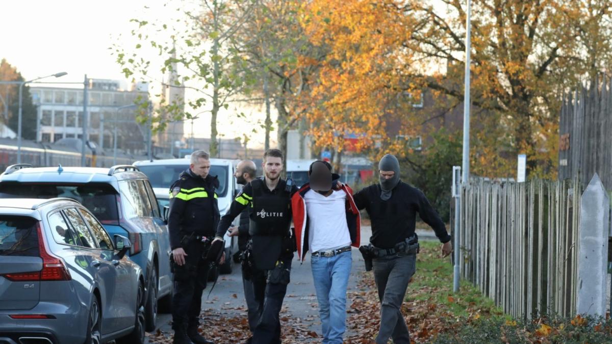 Paniek onder passagiers omdat verdachte 'bom' roept in trein, drie aanhoudingen