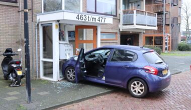 Flinke schade nadat auto tegen portiek van appartementencomplex rijdt