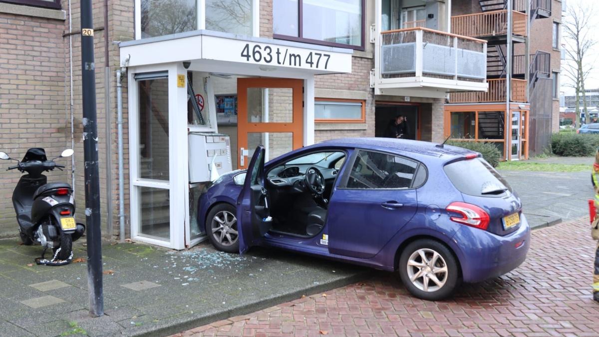 Flinke schade nadat auto tegen portiek van appartementencomplex rijdt