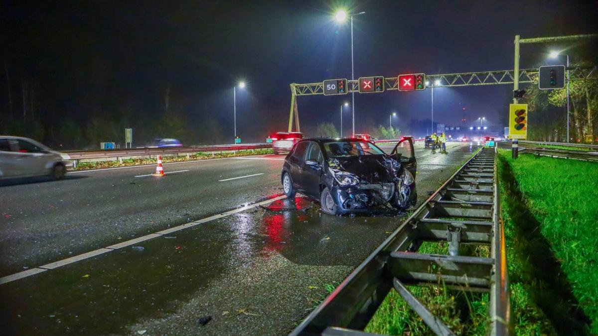 Twee gewonden na verkeersongeluk A10, mogelijk gevolg van slecht weer