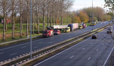 Zwaar ongeluk op A10: vrachtwagen raakt van de weg, snelweg grotendeels dicht