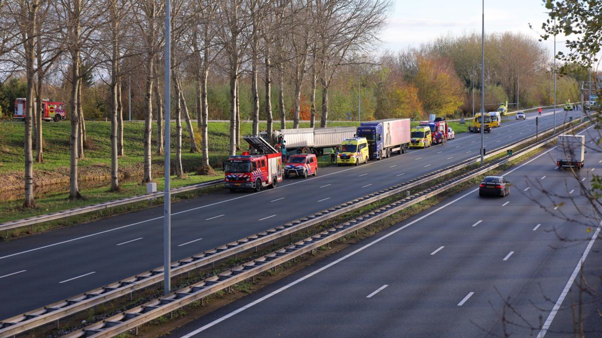 Zwaar ongeluk op A10: vrachtwagen raakt van de weg, snelweg grotendeels dicht