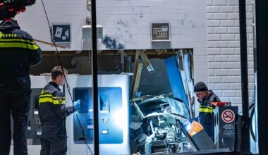 Plofkraak geldautomaat outletcentrum Halfweg zorgt voor enorme ravage