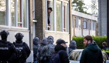 Verwarde man met samuraizwaard wordt onder schot gehouden en later gearresteerd - Rijnmond