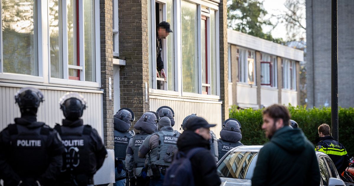 Verwarde man met samuraizwaard wordt onder schot gehouden en later gearresteerd - Rijnmond