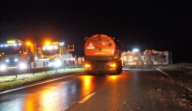 A28 tussen Assen en Groningen afgesloten vanwege gekantelde vrachtwagen