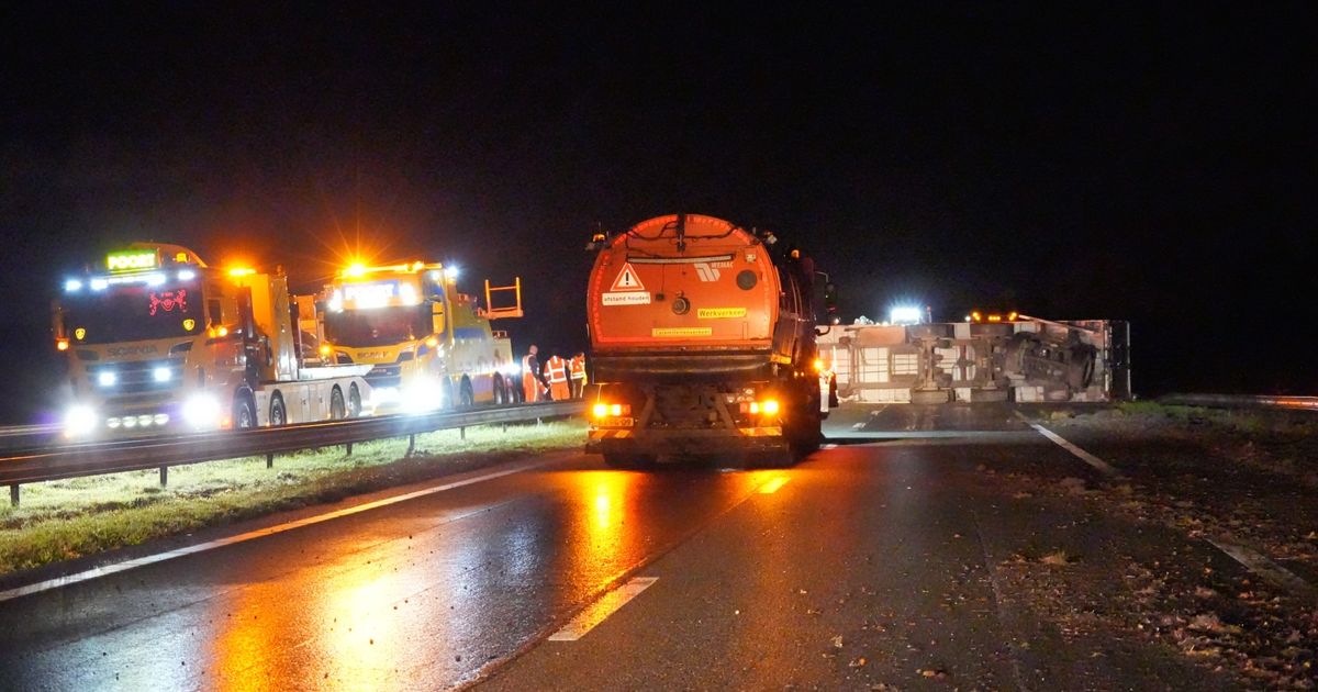 A28 tussen Assen en Groningen afgesloten vanwege gekantelde vrachtwagen