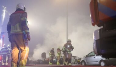 Brand bij autorecyclebedrijf in Leeuwarden is uit: twintig auto's en gebouw beschadigd - Omrop Fryslân