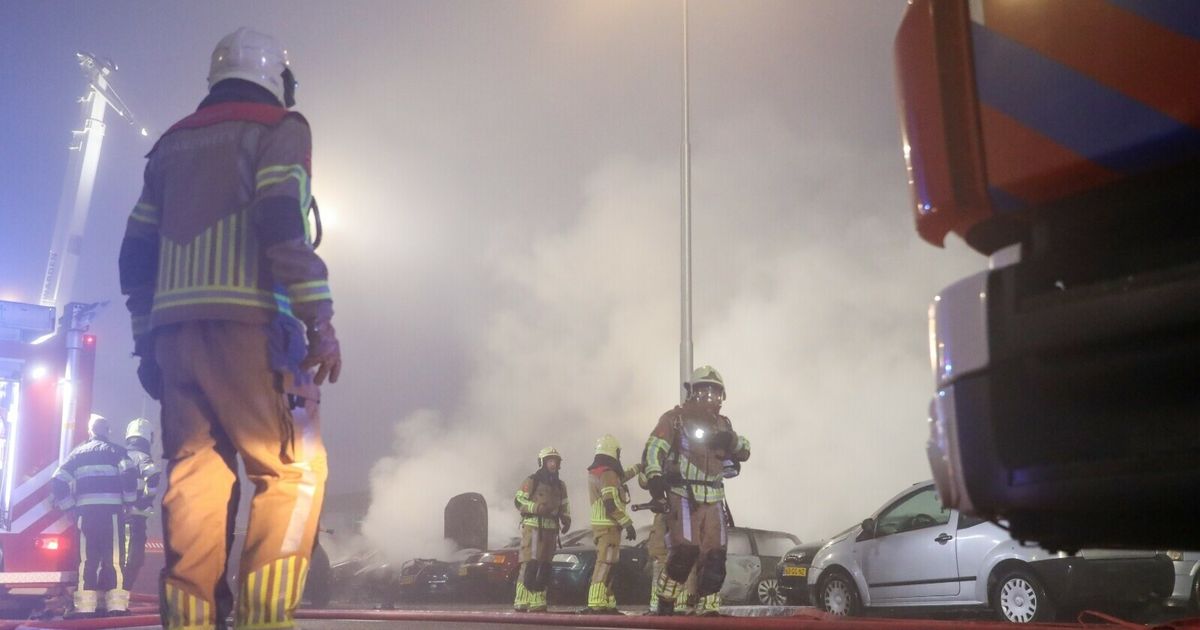 Brand bij autorecyclebedrijf in Leeuwarden is uit: twintig auto's en gebouw beschadigd - Omrop Fryslân