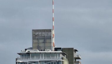 Rood-witte mast op hoge flat lijkt 'geslaagde grap' van architecten