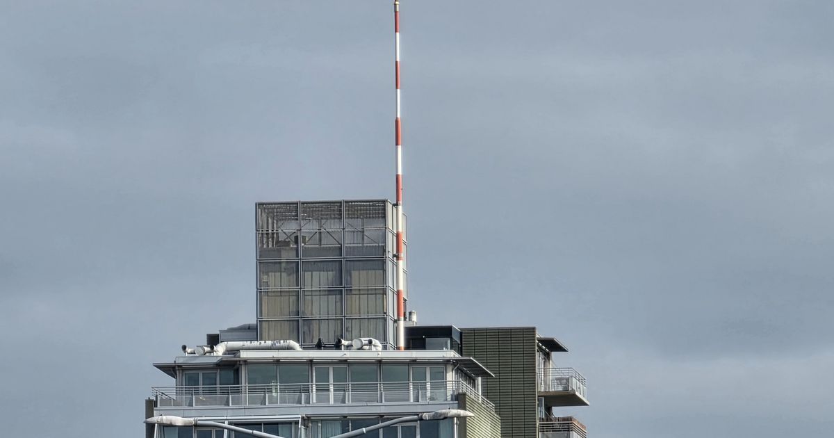 Rood-witte mast op hoge flat lijkt 'geslaagde grap' van architecten
