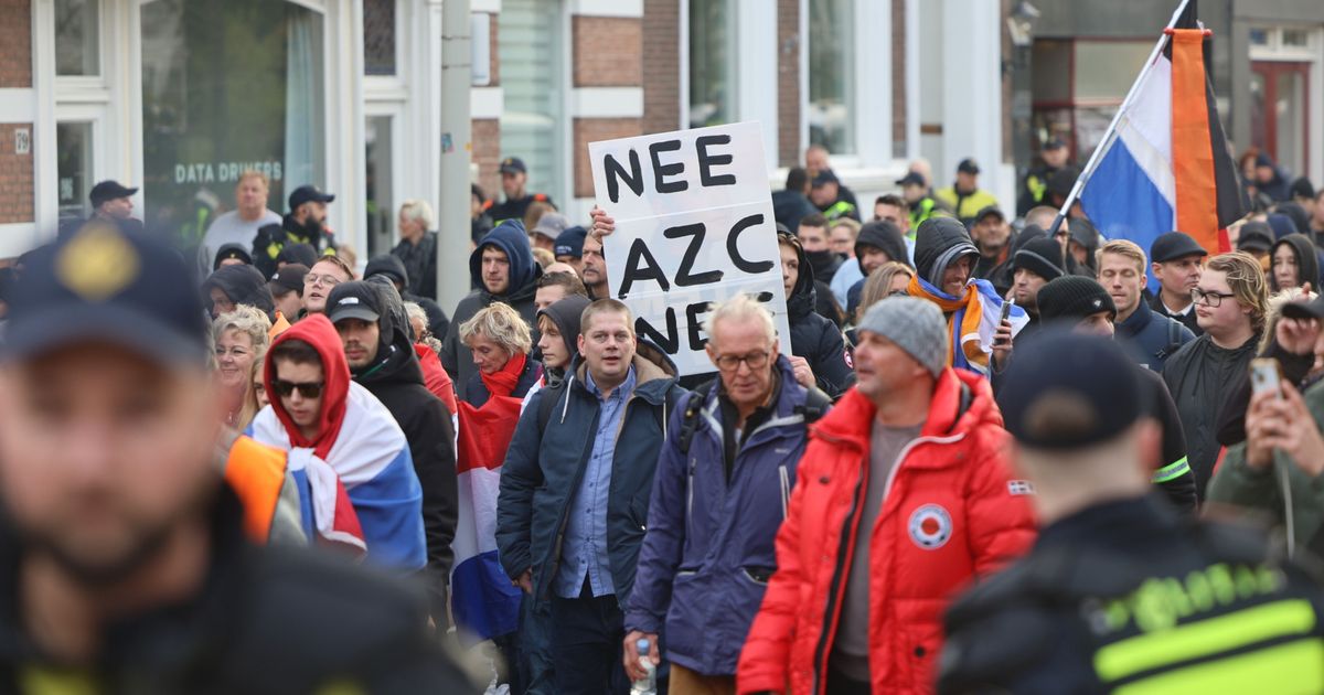 Live | Politie massaal aanwezig bij anti-immigratie-protest in Den Haag