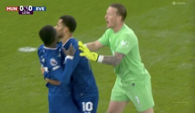 Bizar: speler krijgt tijdens United - Everton rood voor slaan van medespeler