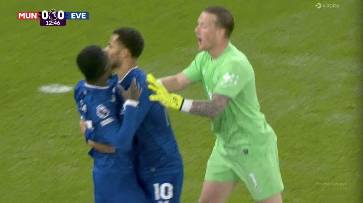 Bizar: speler krijgt tijdens United - Everton rood voor slaan van medespeler