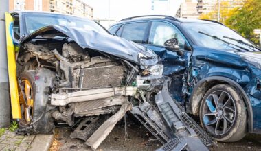 Ravage na aanrijding op druk kruispunt - Rijnmond