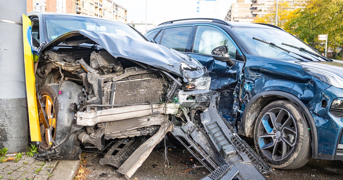 Ravage na aanrijding op druk kruispunt - Rijnmond