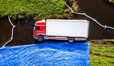 Rijles gaat helemaal mis: leerling onwel, vrachtwagen in sloot - Omroep West