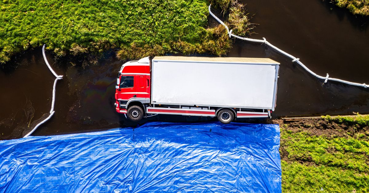 Rijles gaat helemaal mis: leerling onwel, vrachtwagen in sloot - Omroep West