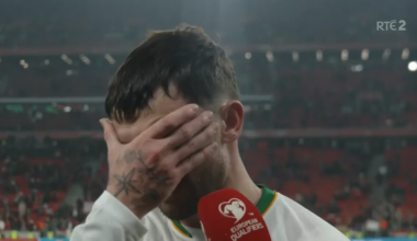 Emotionele Parrott breekt meermaals tijdens live interview: 'Jaren niet gehuild'