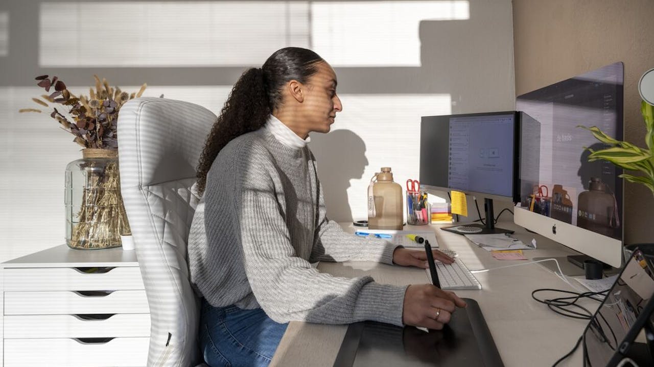 Meer op kantoor graag: werkgevers strenger op thuiswerken - Het Financieele Dagblad