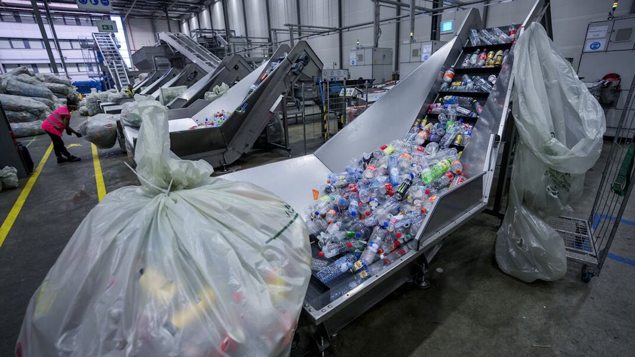 Statiegeld op plastic flessen omhoog, bedrijfsleven stapt naar rechter - Het Financieele Dagblad