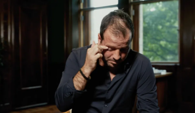 Rafael van der Vaart huilt na zien van brieven