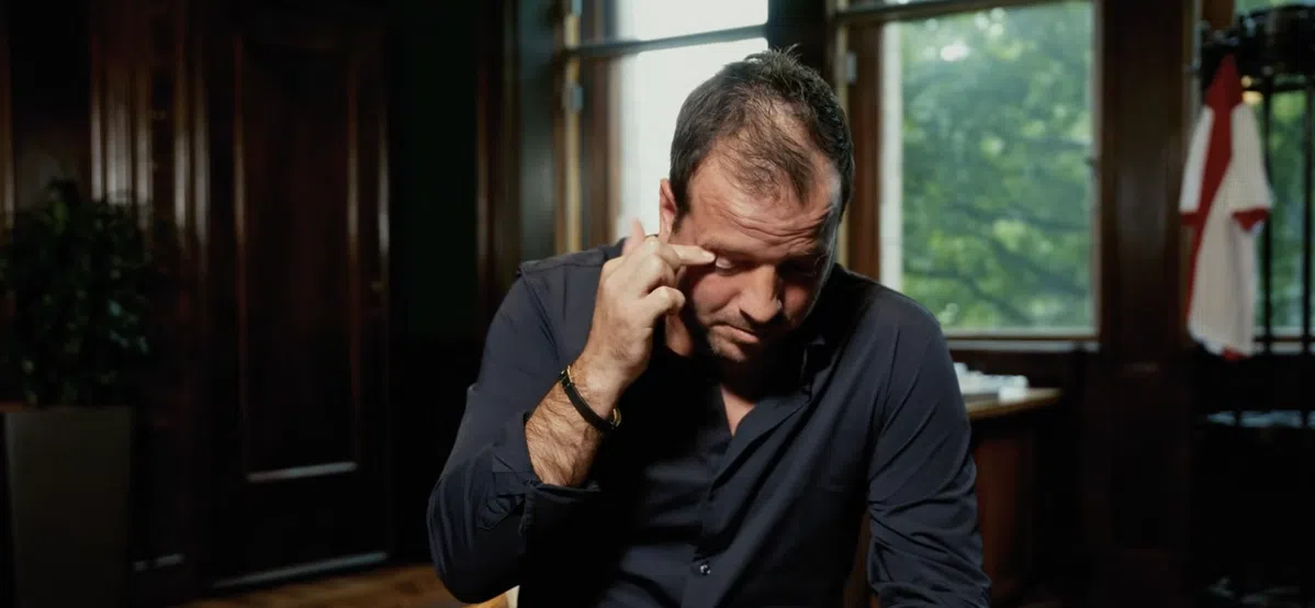 Rafael van der Vaart huilt na zien van brieven