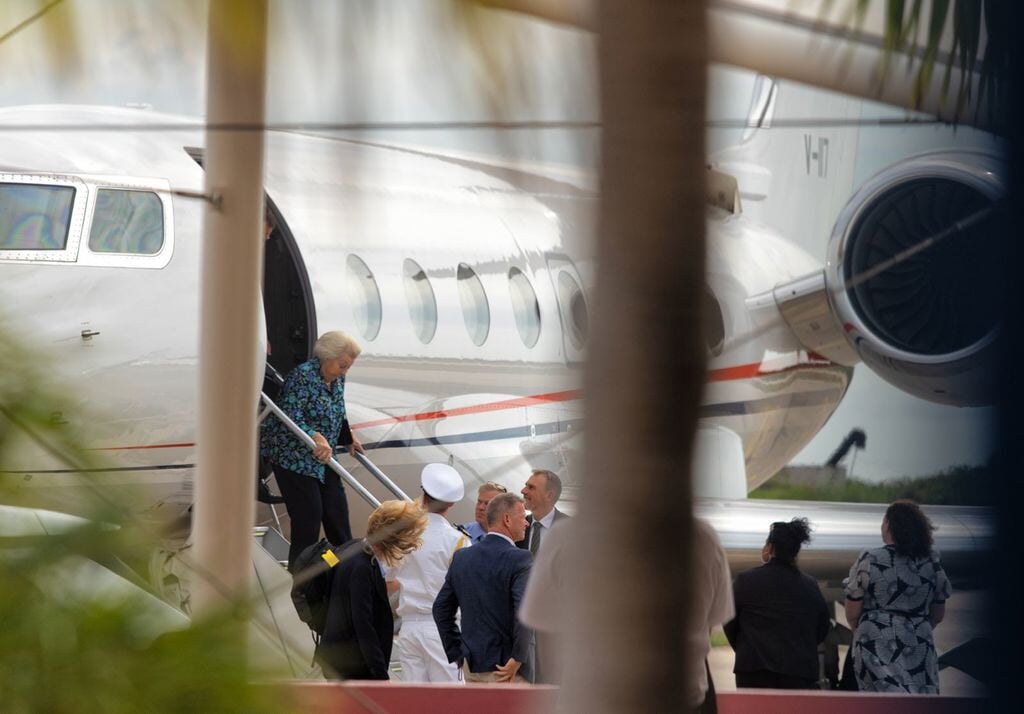Al snel stapte Prinses Beatrix uit het vliegtuig op Bonaire.