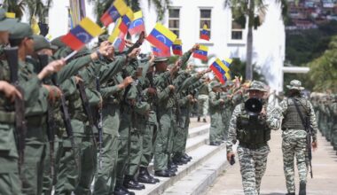 Leden van de Bolivariaanse Strijdkrachten nemen deel aan een militaire oefening in Caracas