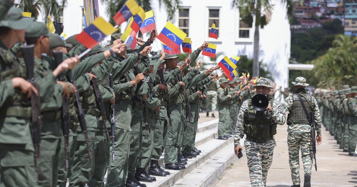 Leden van de Bolivariaanse Strijdkrachten nemen deel aan een militaire oefening in Caracas