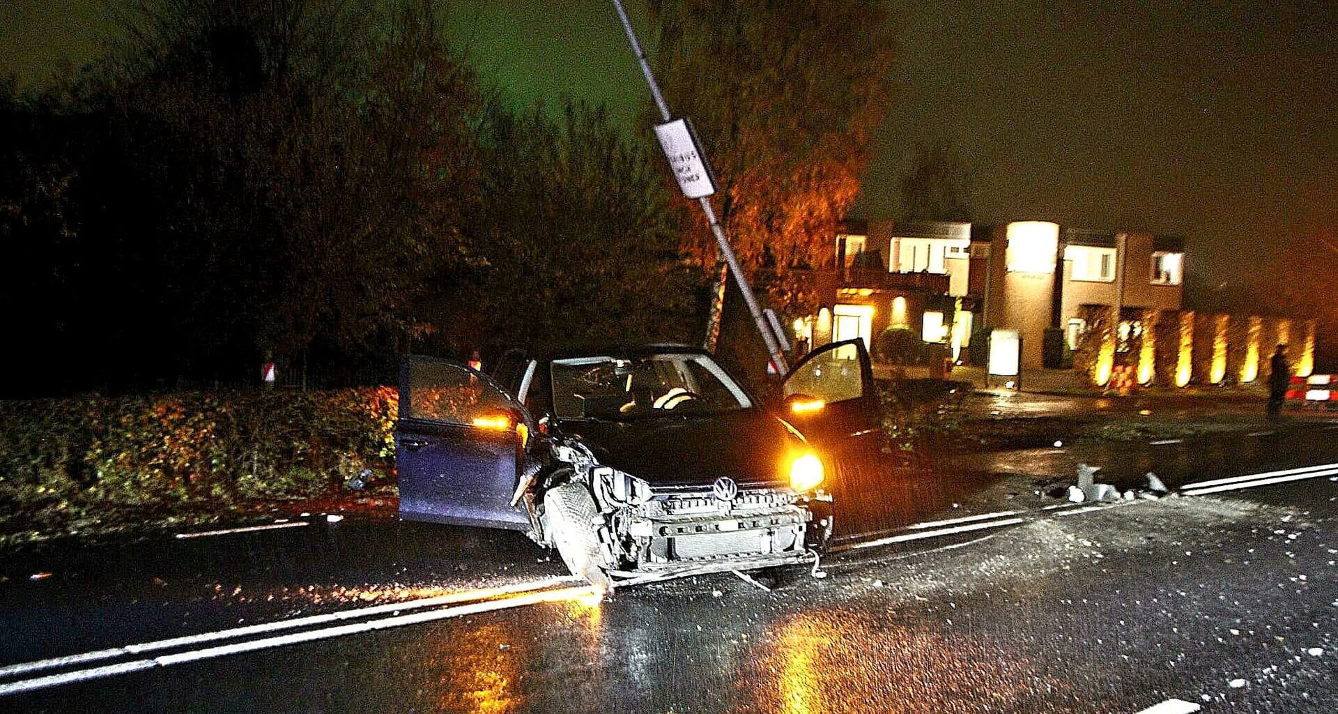 Bestuurder aangehouden na botsing tegen lantaarnpaal in Barneveld - Barneveldse Krant