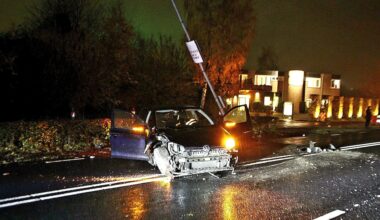 Bestuurder aangehouden na botsing tegen lantaarnpaal in Barneveld - Barneveldse Krant