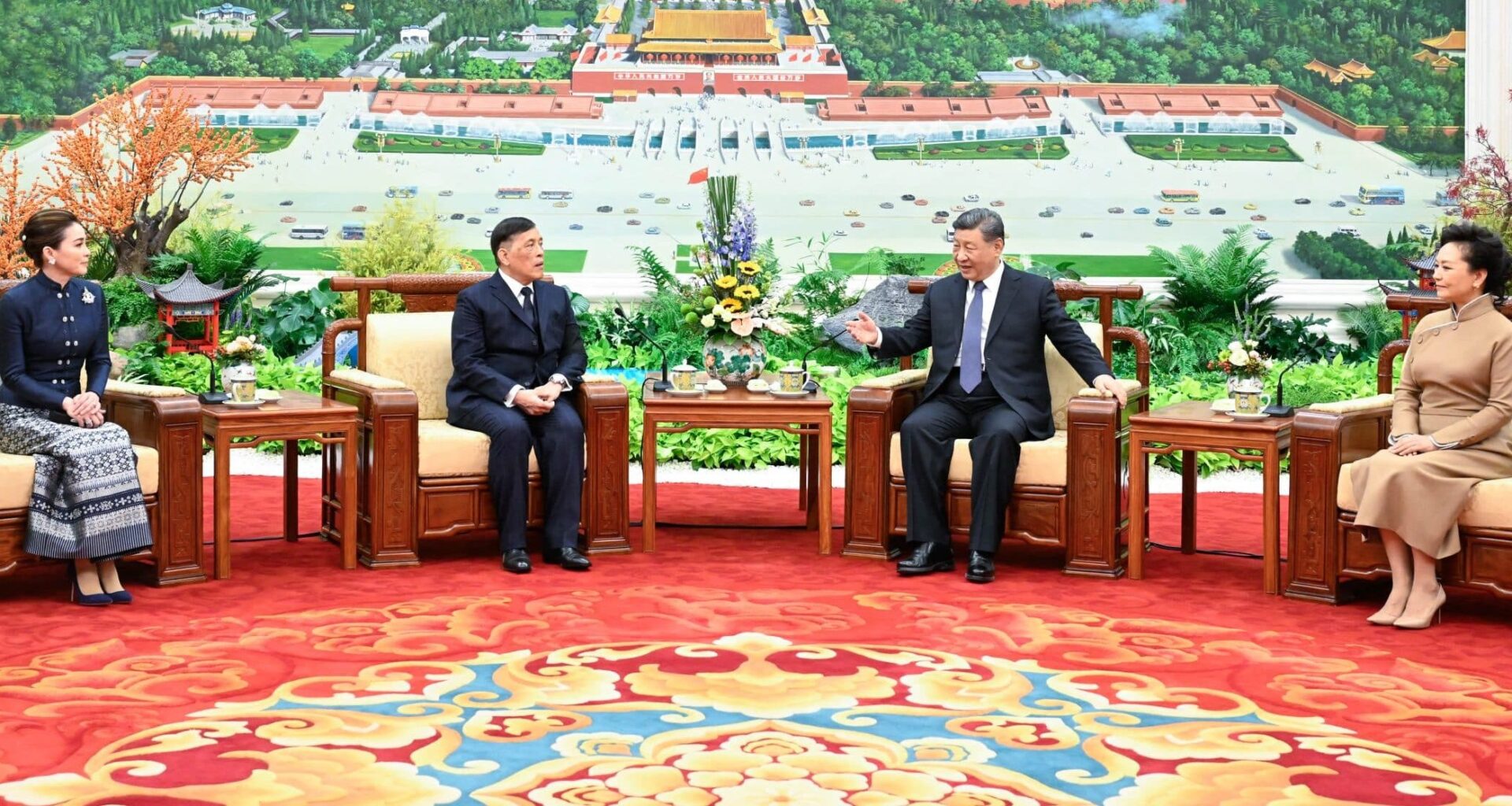 Thaise koningin prachtig gekleed tijdens staatsbezoek China