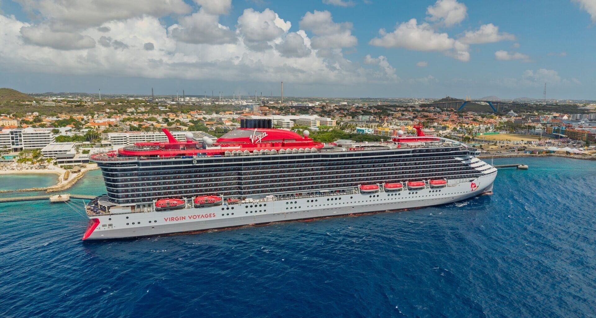 Nieuw Virgin Voyages cruiseschip brengt 2770 toeristen naar Curaçao