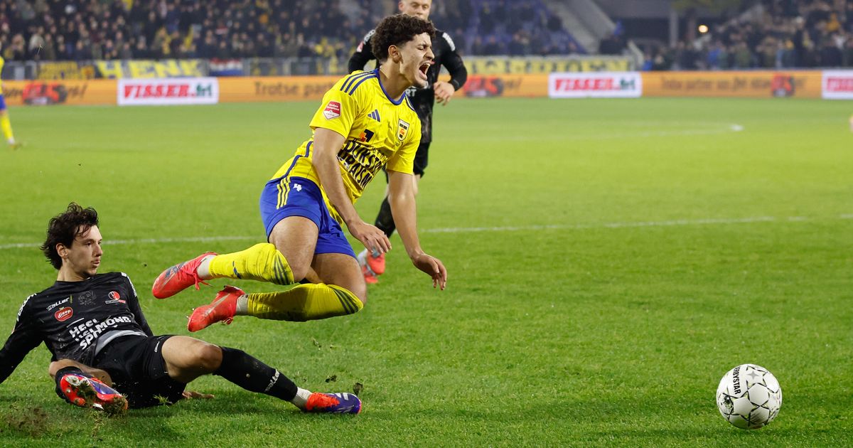 Scheidsrechter Kooij geeft fout in slotfase toe aan Henk de Jong: "Dat vind ik heel netjes"